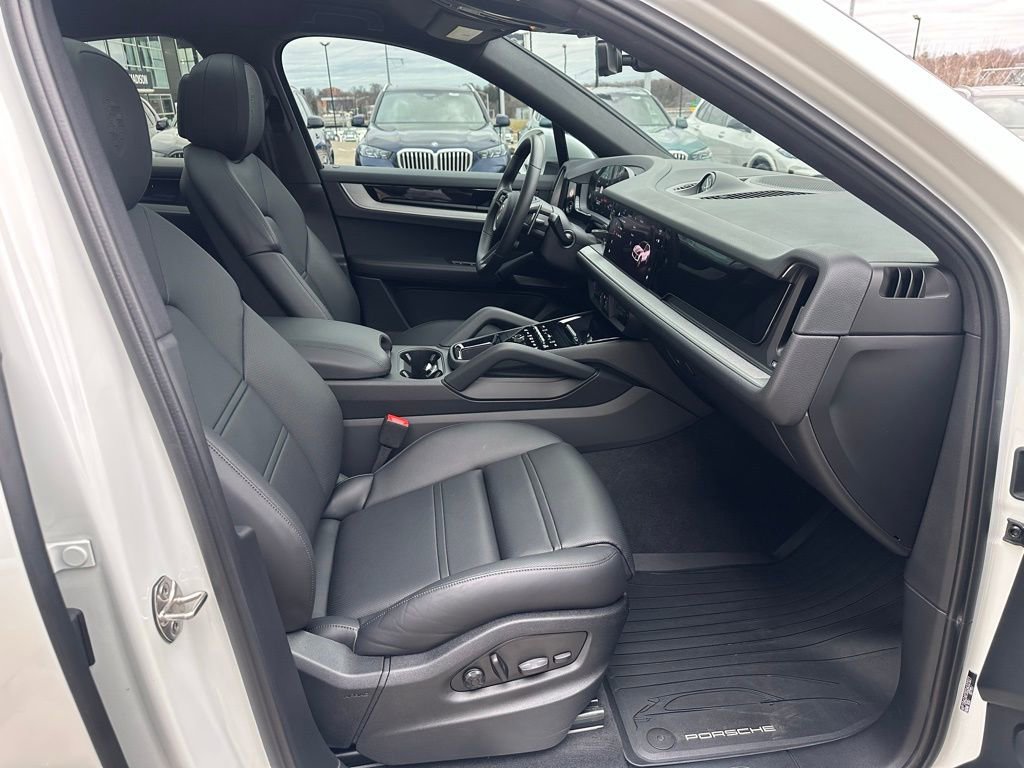 Used 2025 Porsche Cayenne Coupe image 20