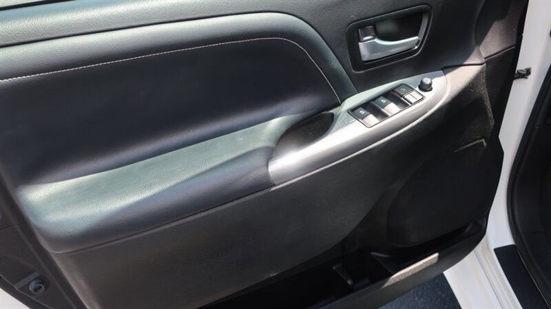 Used 2017 Toyota Sienna SE Premium FWD image 13