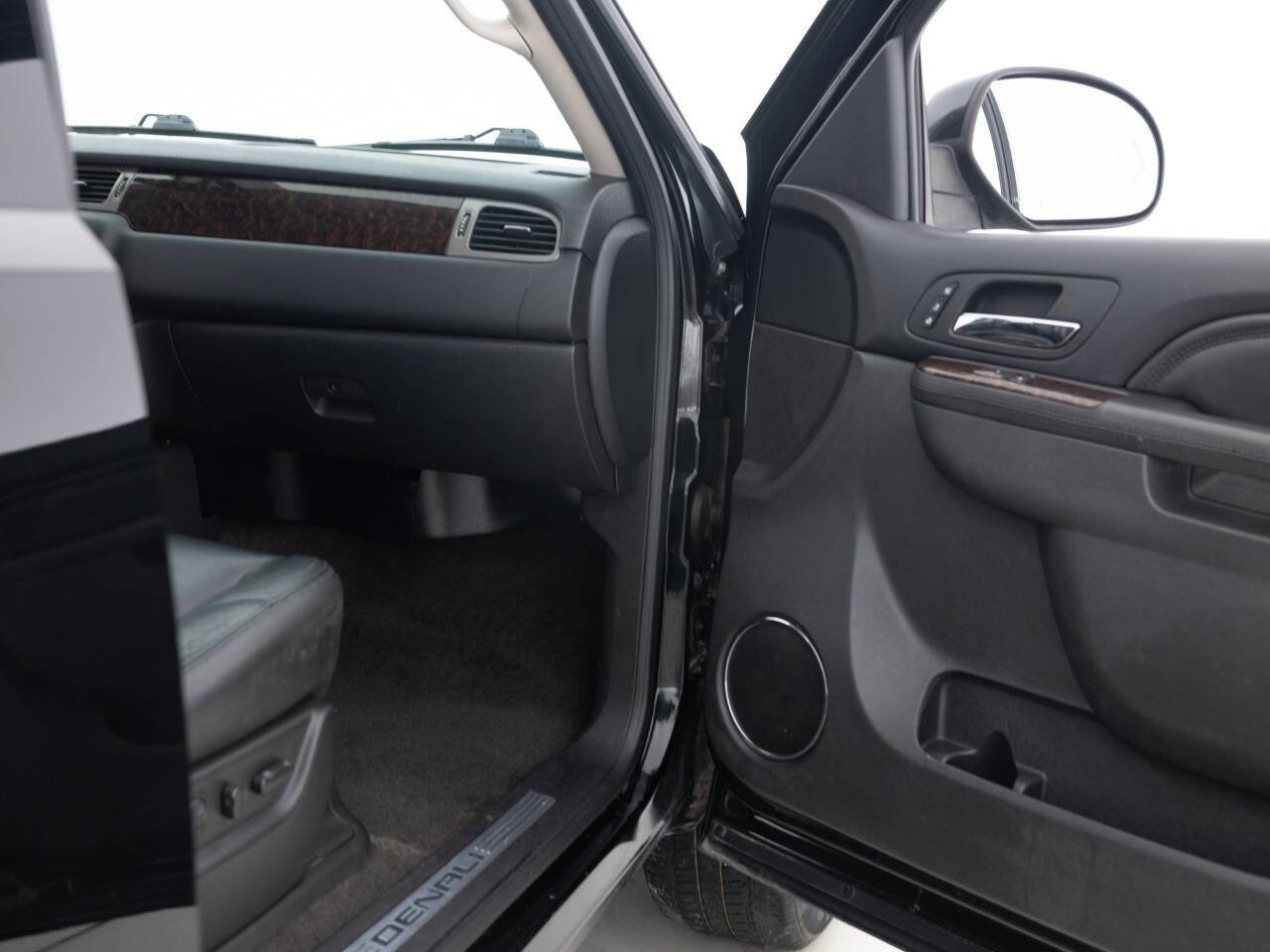 Used 2011 GMC Yukon XL Denali image 28