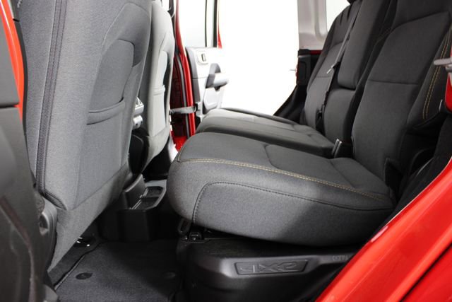 Used 2025 Jeep Wrangler Unlimited Sahara AWD/4WD image 16