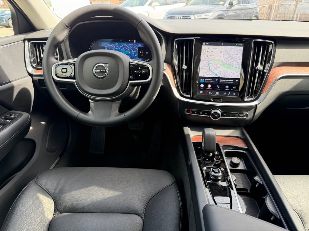 Used 2025 Volvo V60 B5 Cross Country Plus image 23