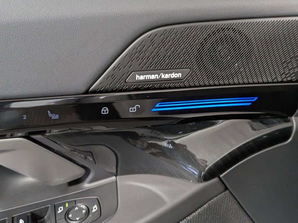 Used 2025 BMW 530i xDrive AWD/4WD image 15