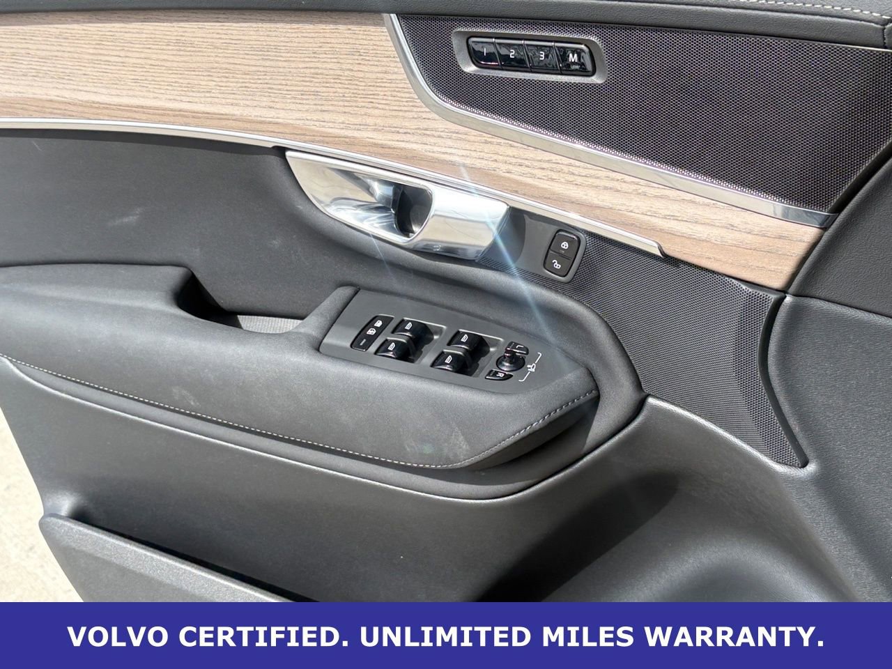 Certified 2025 Volvo XC90 B6 Plus image 28