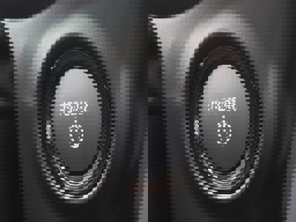 Used 2025 Toyota Sienna XLE image 19