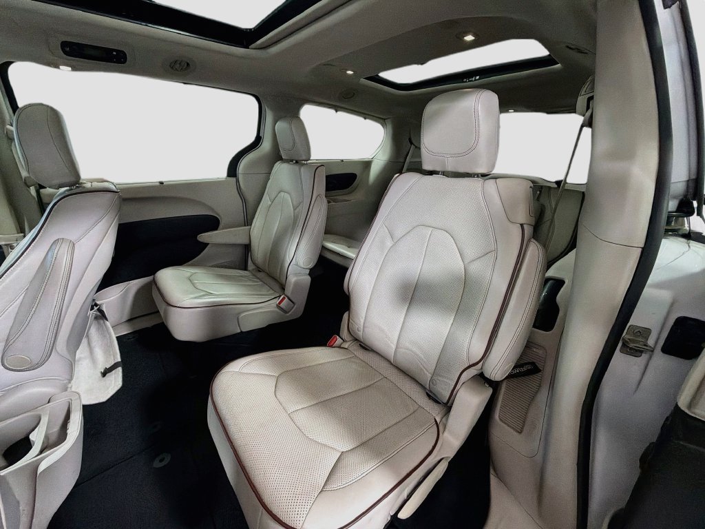 Used 2017 Chrysler Pacifica Limited w/ UConnect Theater Package FWD image 27