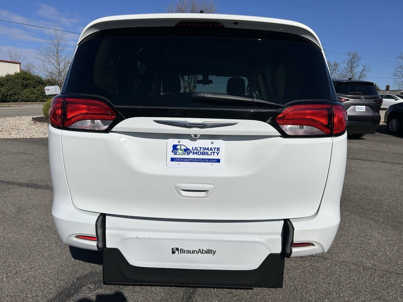 Used 2023 Chrysler Voyager LX FWD image 8