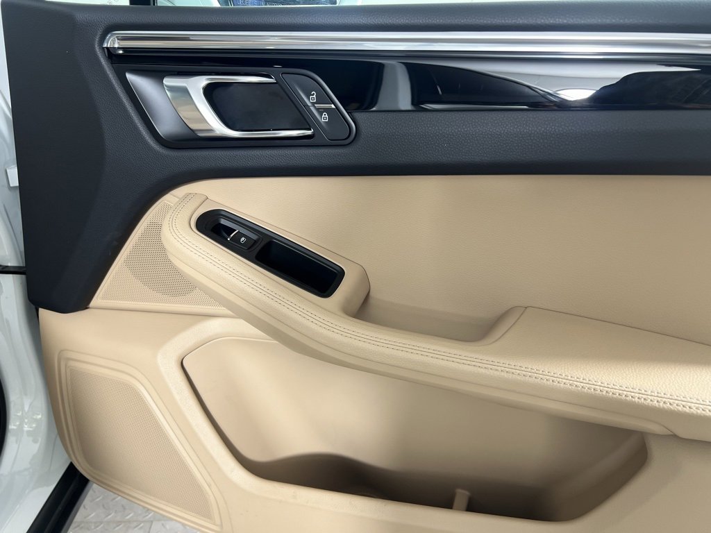Certified 2025 Porsche Macan image 19