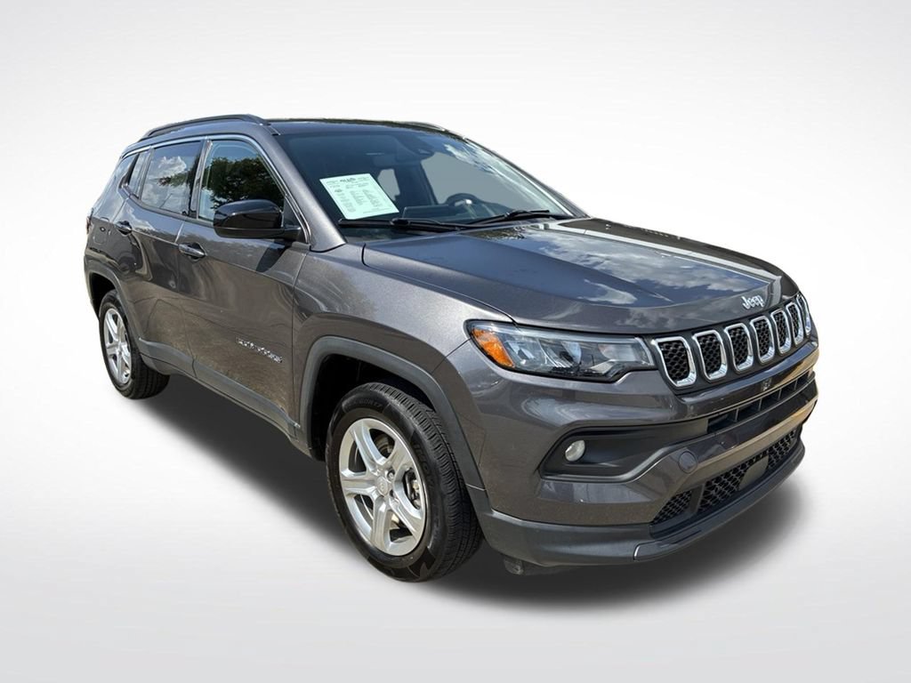 Used 2024 Jeep Compass Latitude AWD/4WD image 3