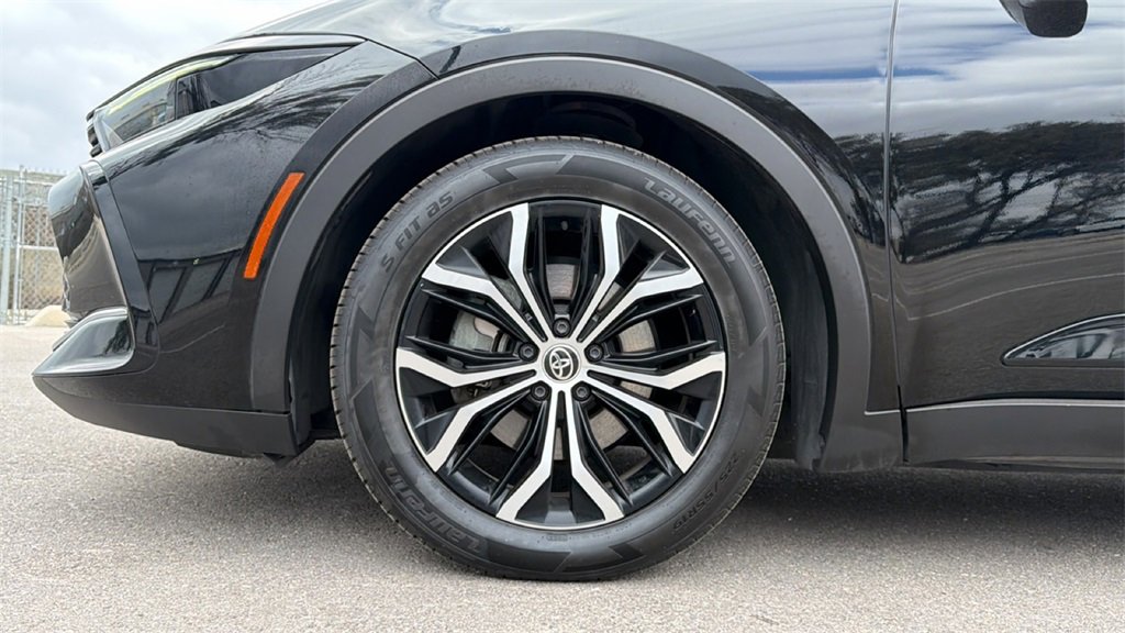 Used 2023 Toyota Crown Limited image 12