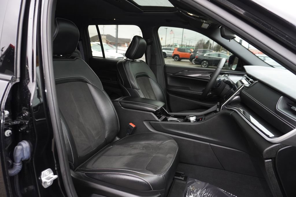 Used 2023 Jeep Grand Cherokee Altitude image 28