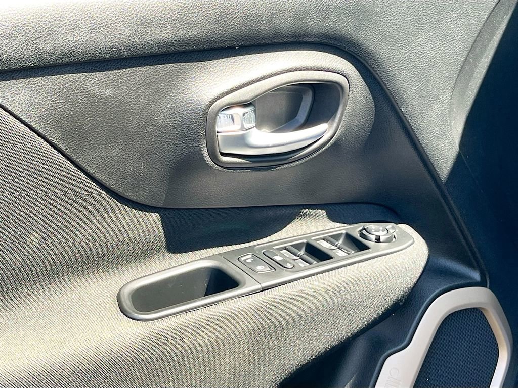 Certified 2016 Jeep Renegade Latitude image 17