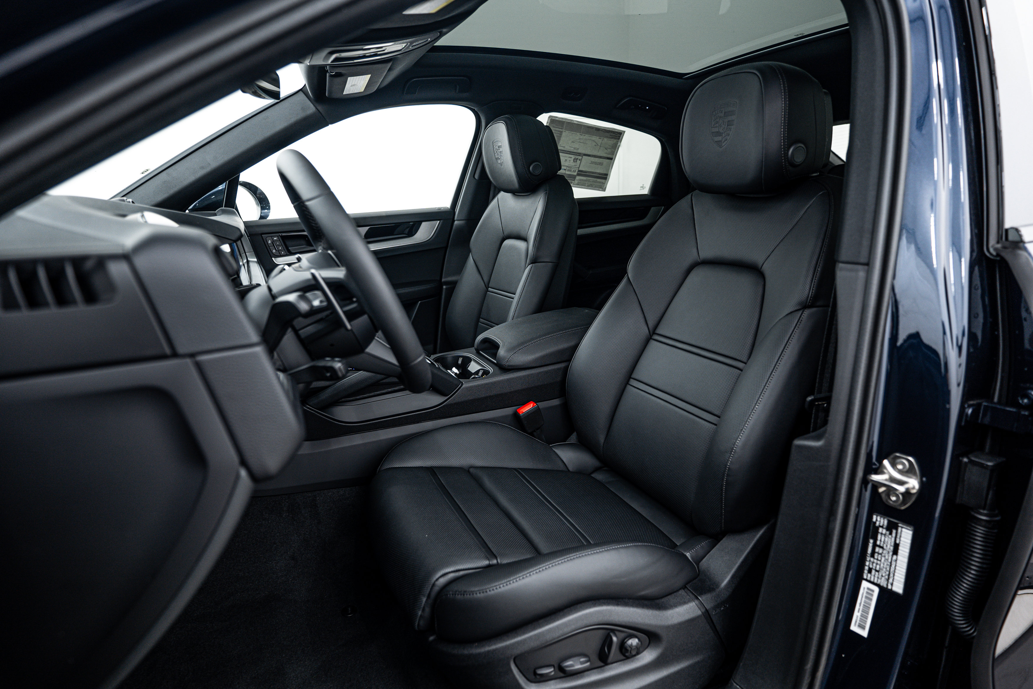 Certified 2025 Porsche Cayenne Coupe image 5