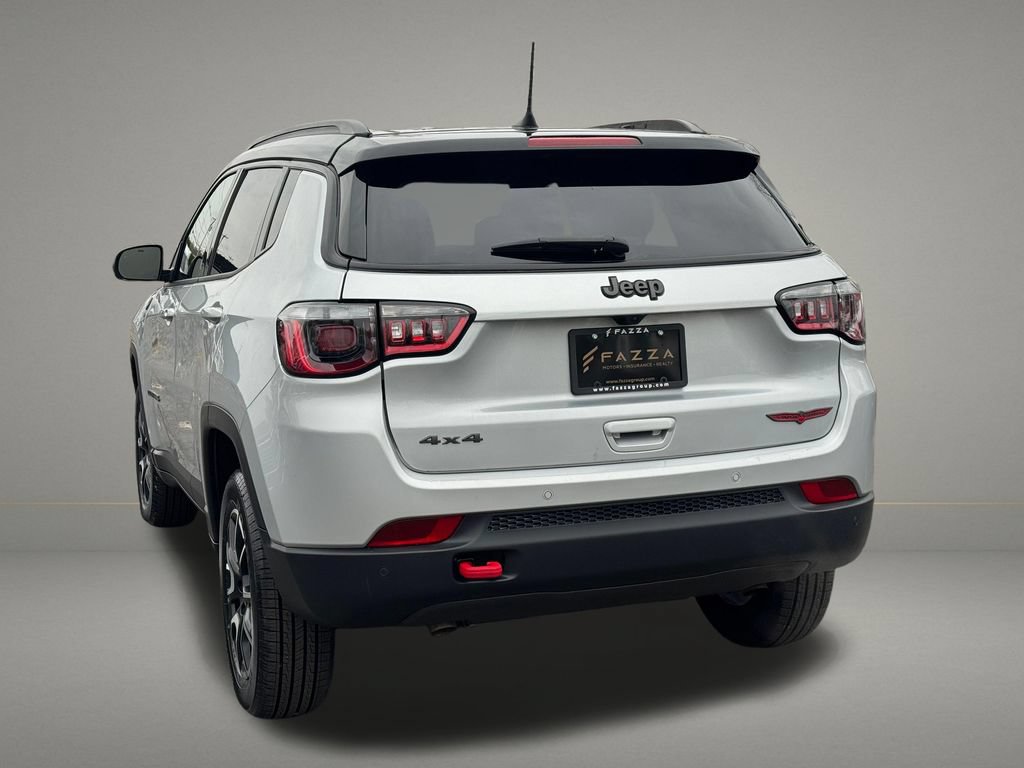 Used 2025 Jeep Compass Trailhawk AWD/4WD image 3
