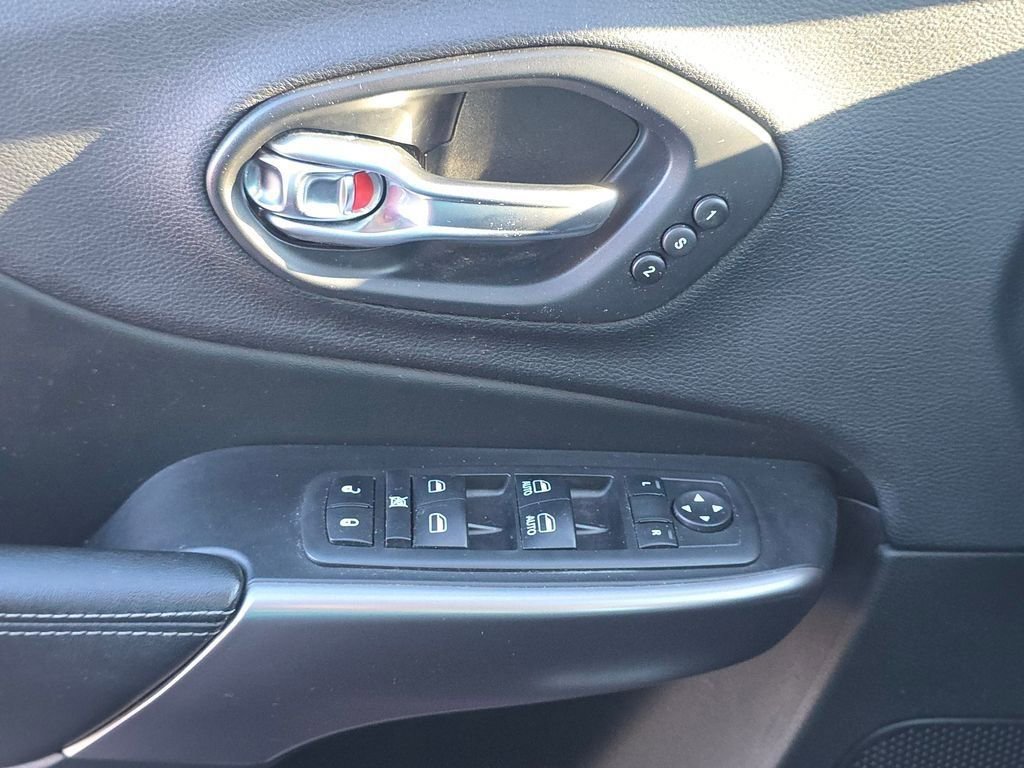 Used 2019 Jeep Cherokee Limited image 14