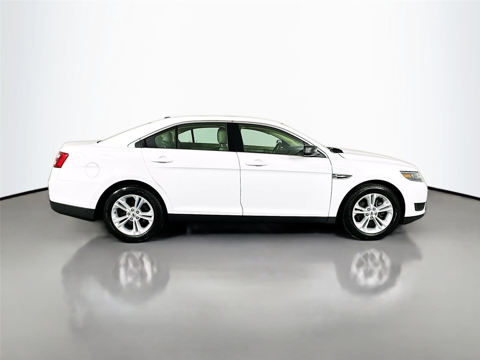 Used 2018 Ford Taurus SE FWD image 16