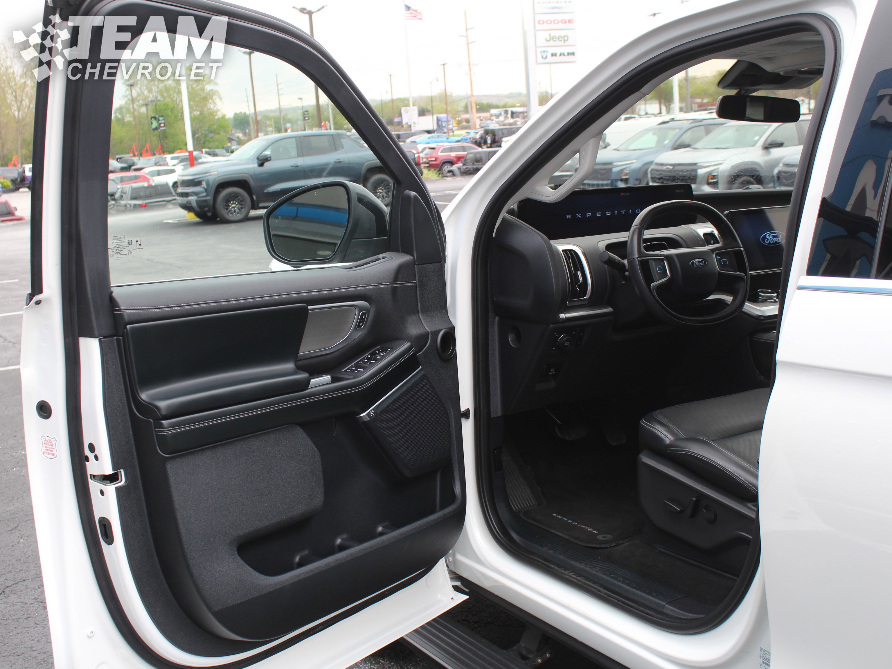 Used 2025 Ford Expedition Platinum w/ Driver's Package AWD/4WD image 10