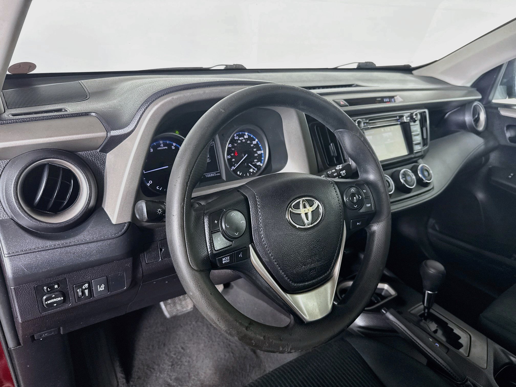 Used 2018 Toyota RAV4 LE FWD image 8