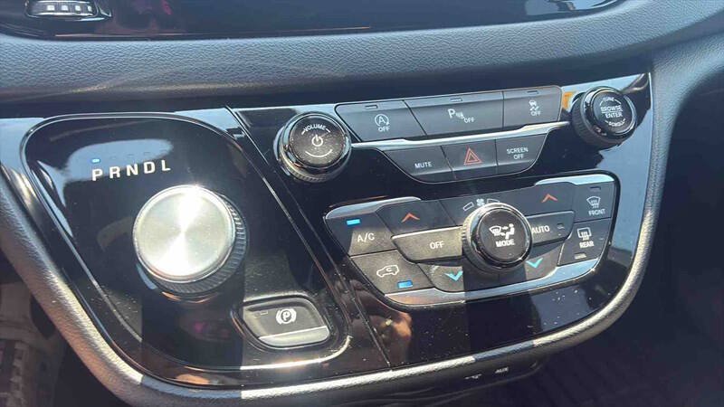 Used 2020 Chrysler Pacifica Touring w/ S Appearance Package FWD image 11