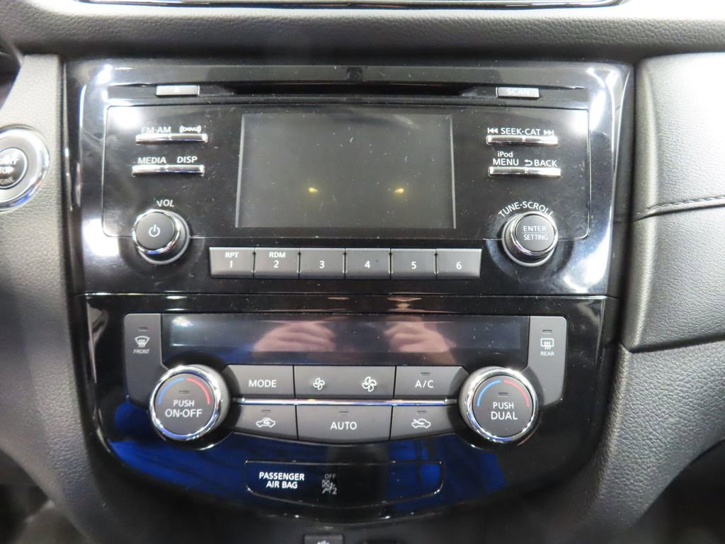 Used 2017 Nissan Rogue SV AWD/4WD image 37