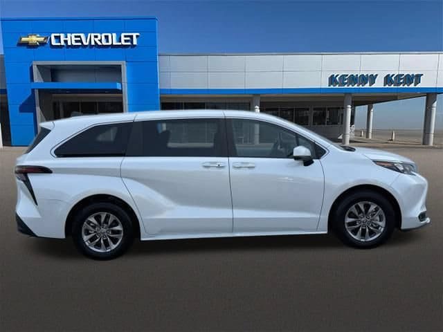 Used 2025 Toyota Sienna XLE FWD image 3