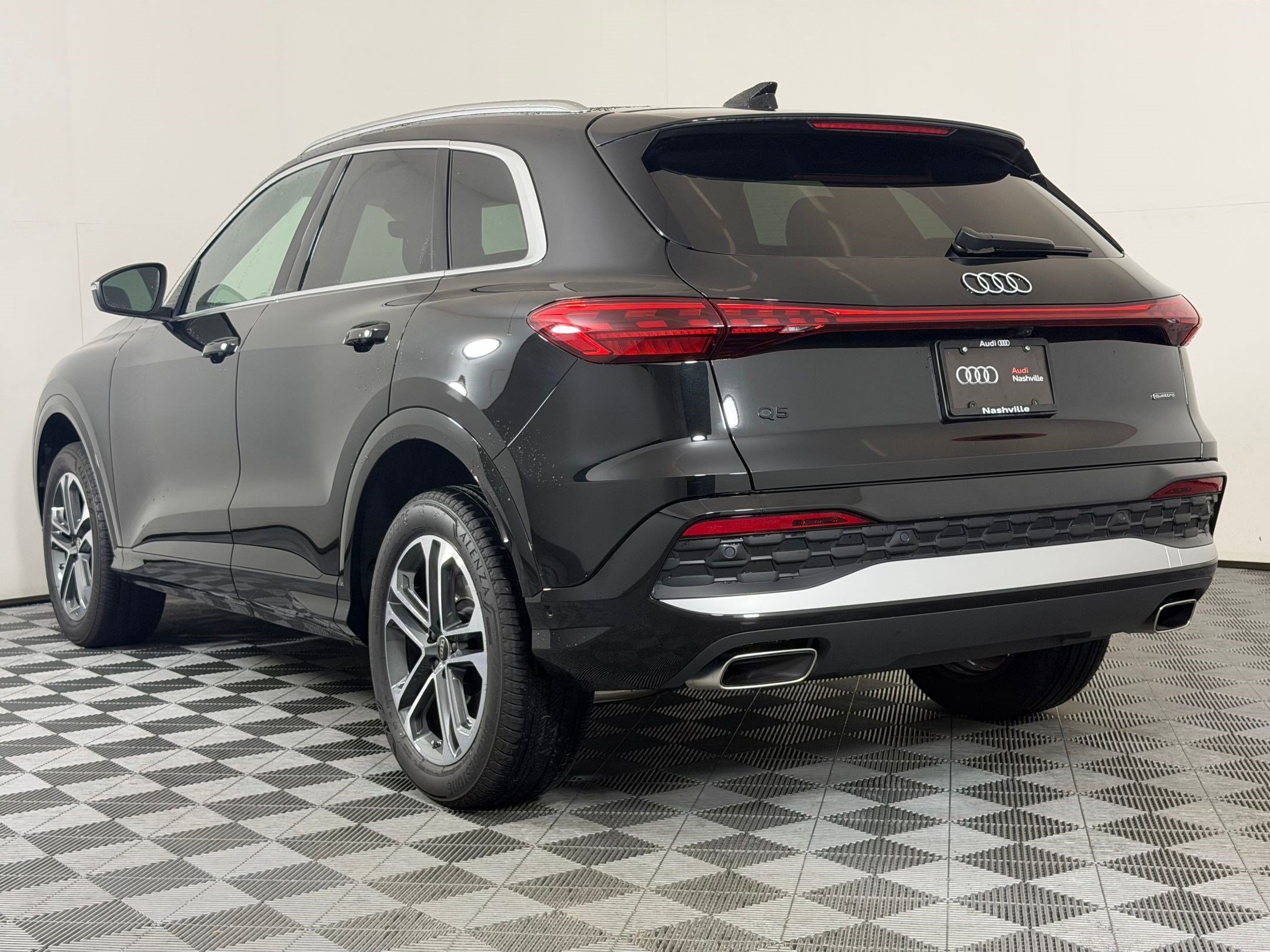 Used 2025 Audi Q5 Premium w/ Convenience Package AWD/4WD image 3
