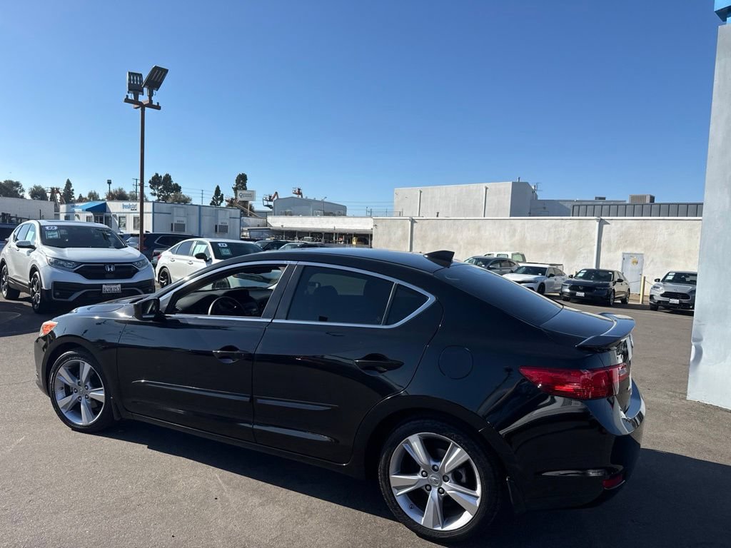Used 2013 Acura ILX w/ Technology Package FWD image 3