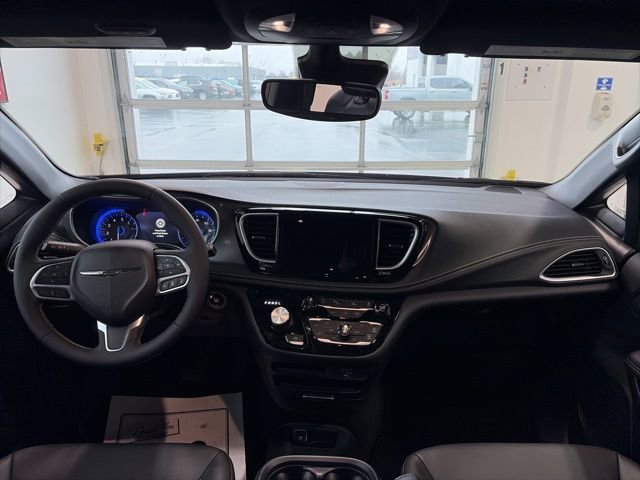 Used 2026 Chrysler Pacifica Select image 11