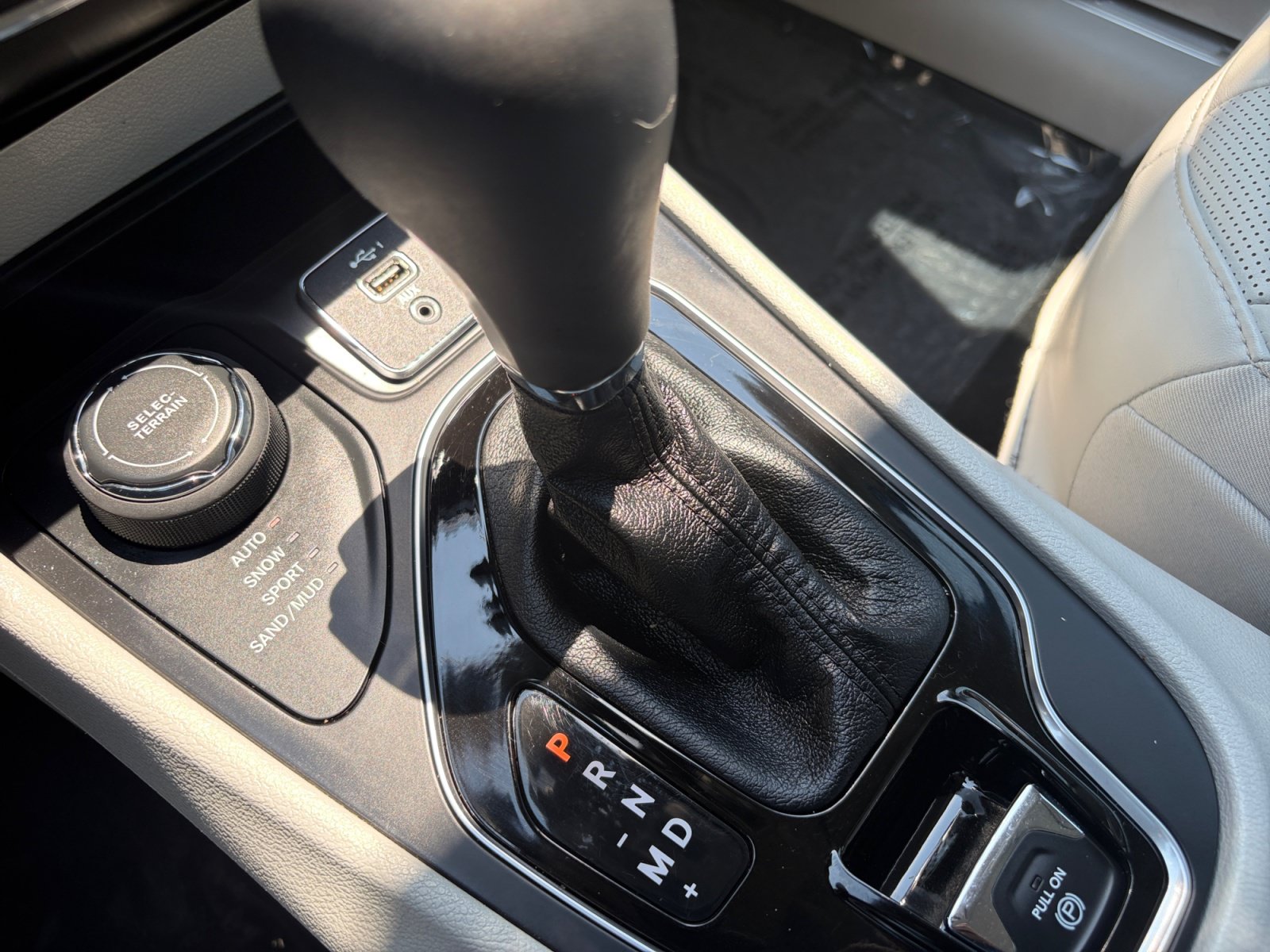 Used 2021 Jeep Cherokee Limited w/ Elite Package AWD/4WD image 18