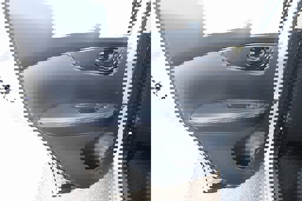 Used 2021 Nissan Rogue Sport S image 15