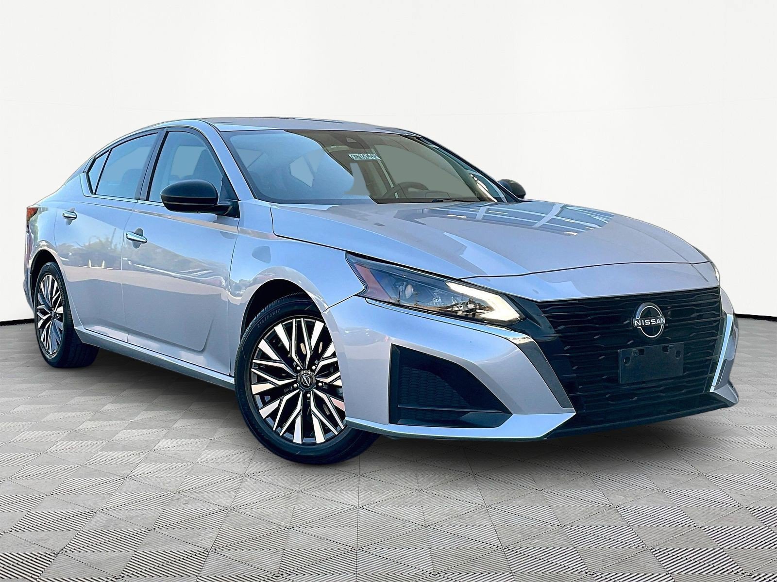 Used 2024 Nissan Altima 2.5 SV FWD image 3