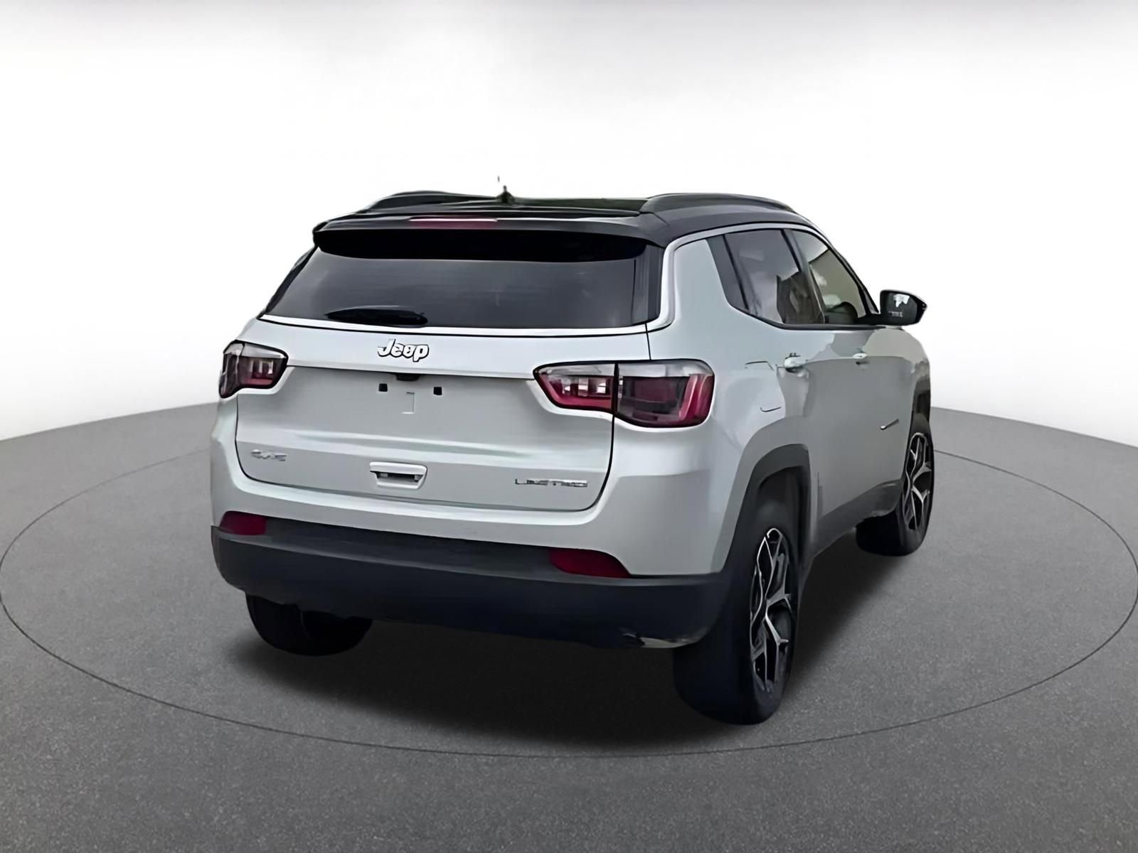 Used 2025 Jeep Compass Trailhawk image 12