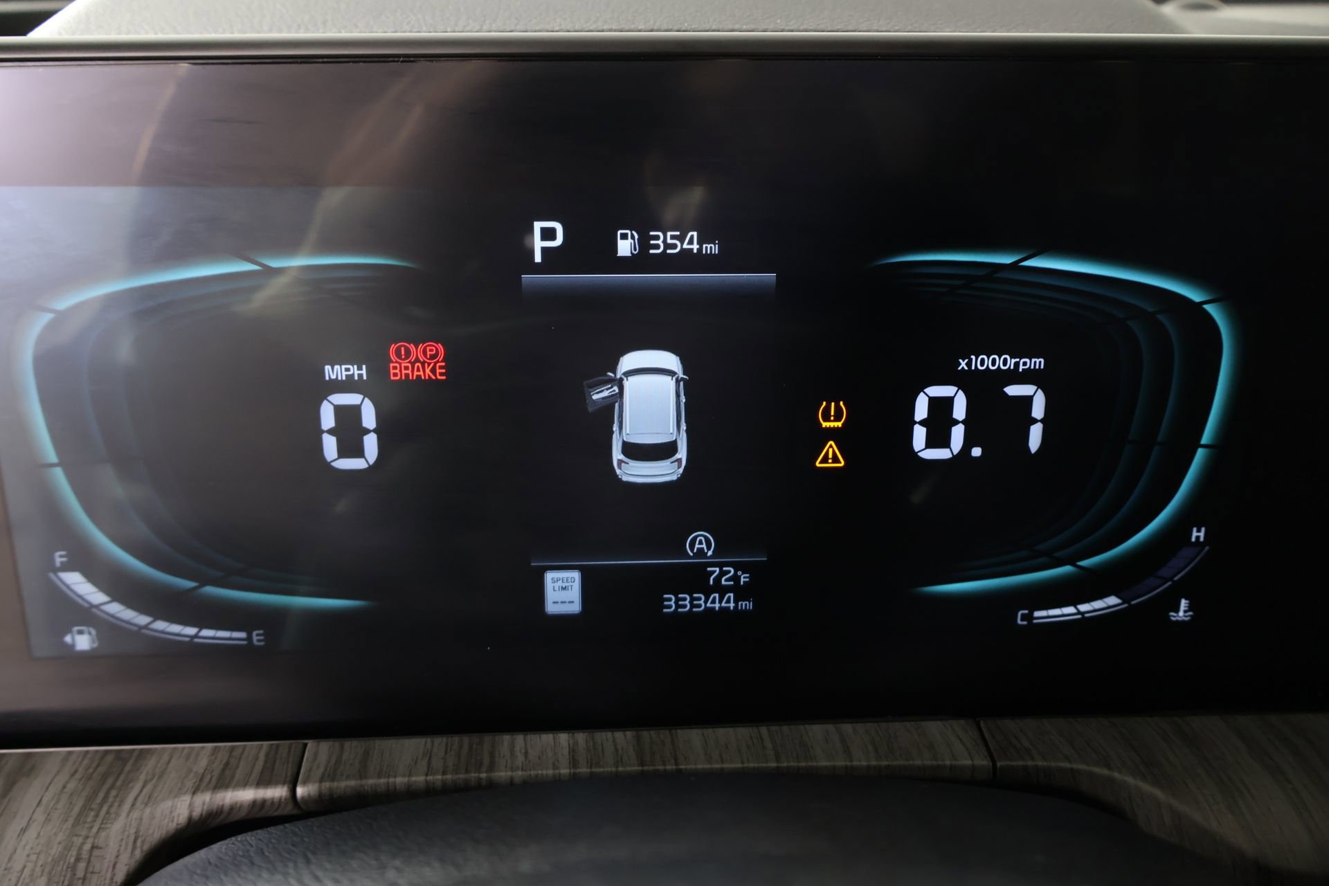 Used 2024 Kia Telluride EX w/ EX Captain's Chair Package FWD image 4