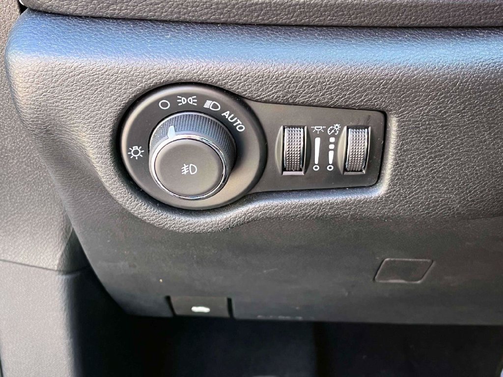 Used 2025 Chrysler Pacifica Limited FWD image 18