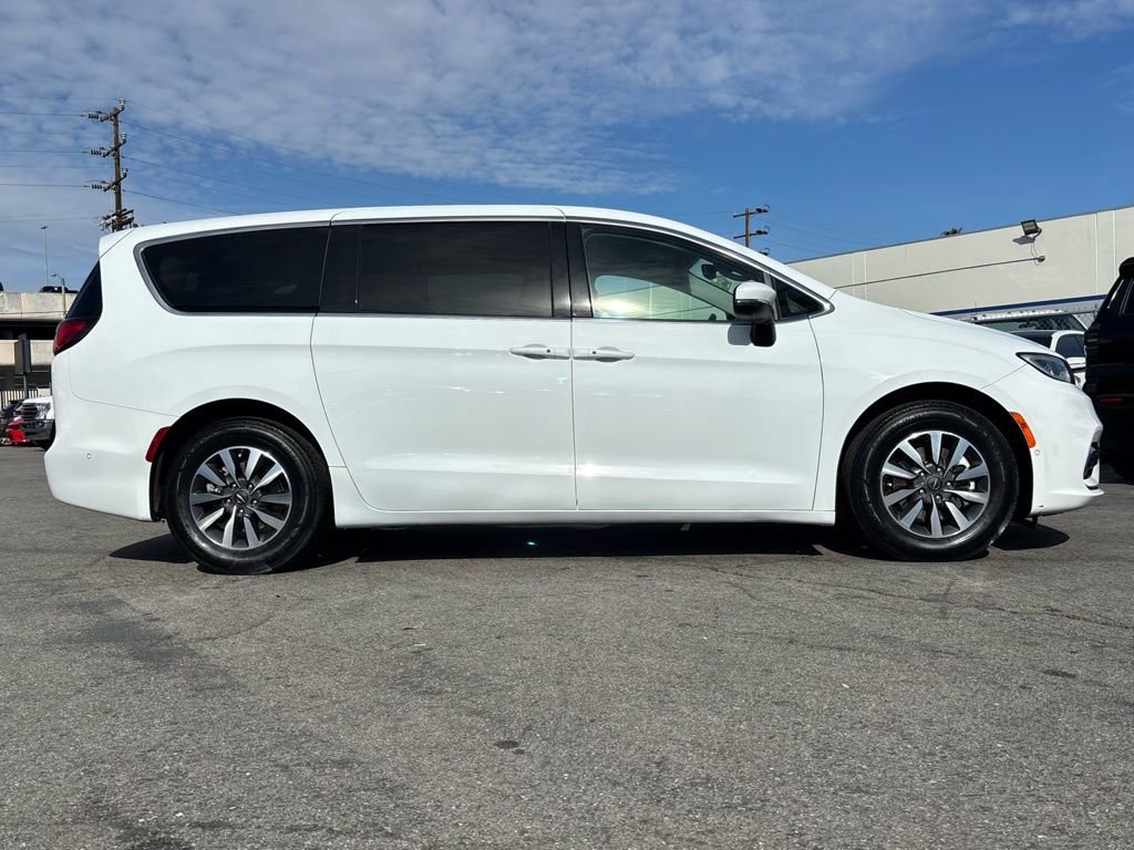 Used 2023 Chrysler Pacifica Touring-L image 3