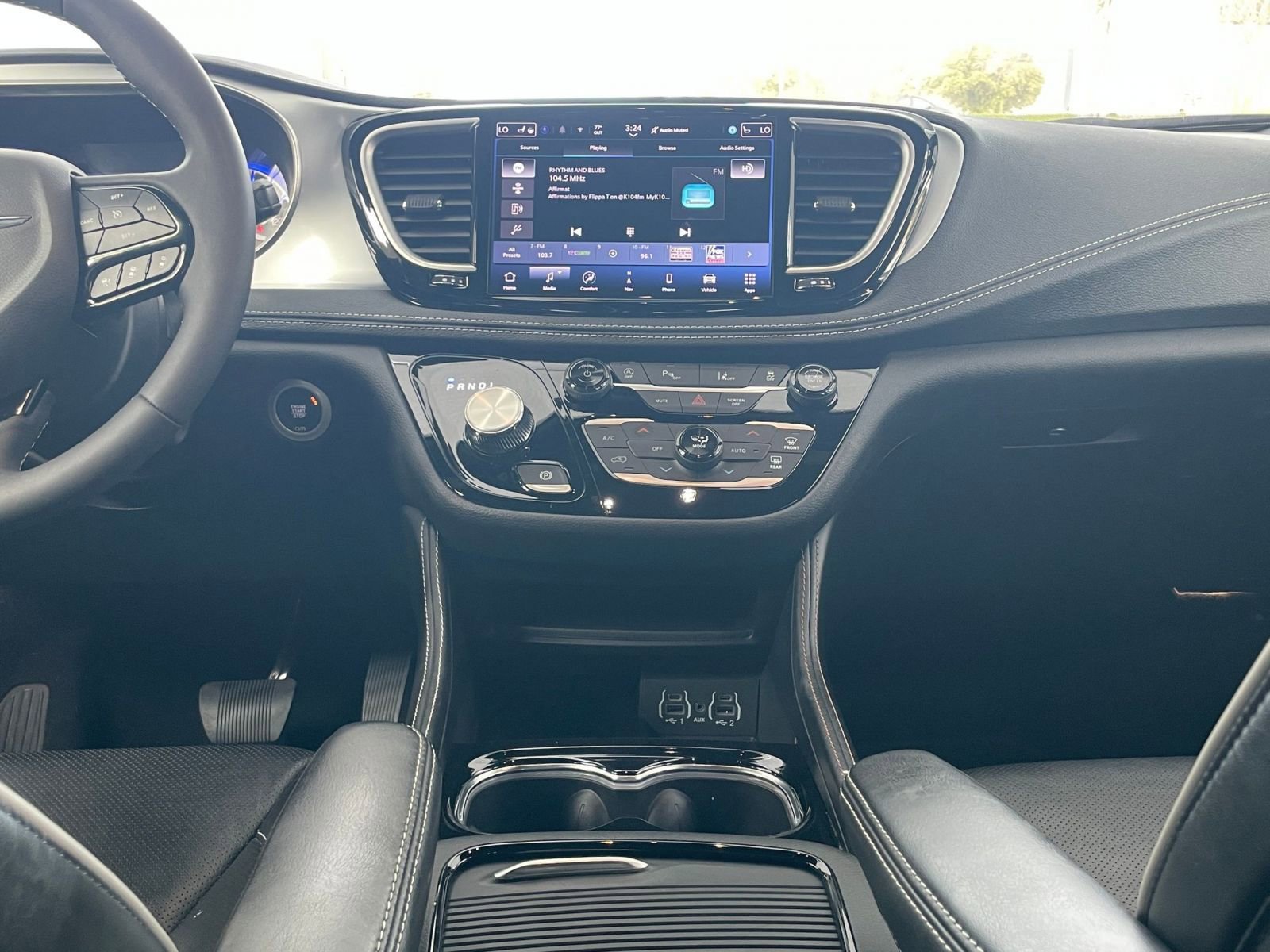 Used 2025 Chrysler Pacifica Limited image 18