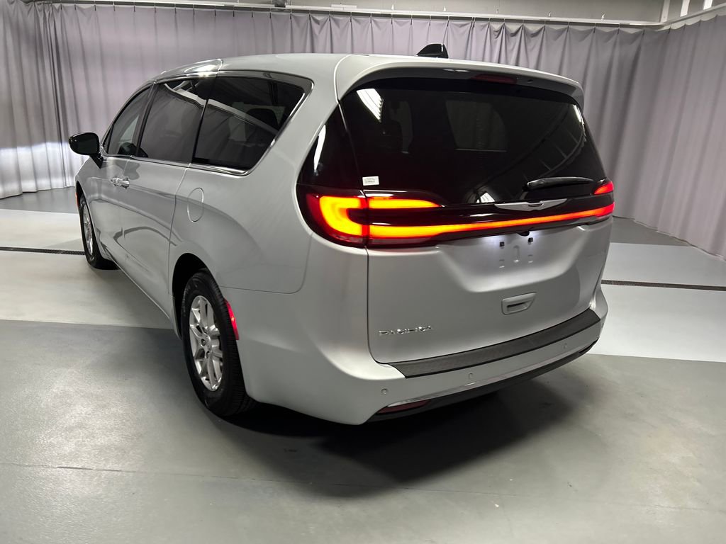 Used 2026 Chrysler Pacifica Select image 5