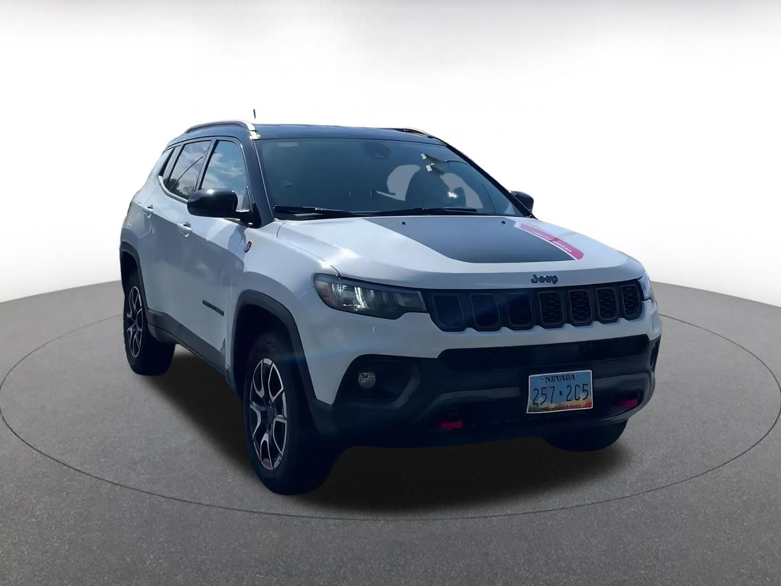 Used 2025 Jeep Compass Trailhawk image 3