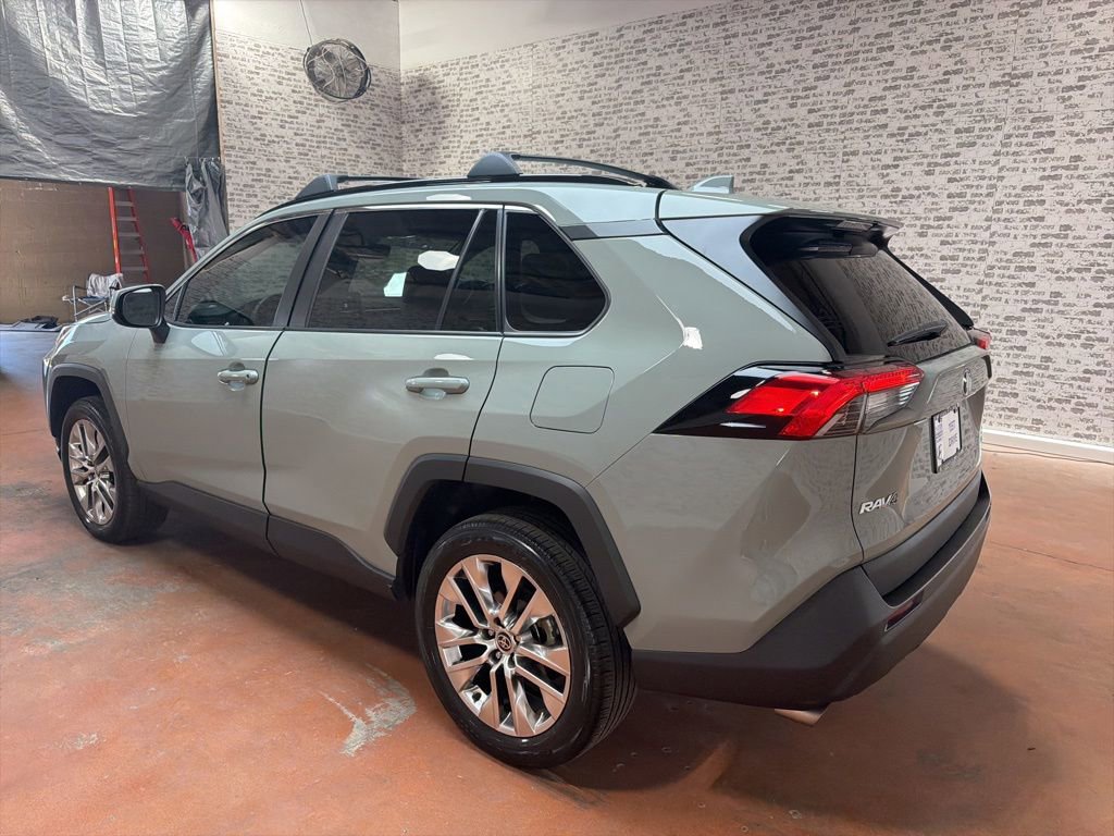 Used 2021 Toyota RAV4 XLE Premium image 5