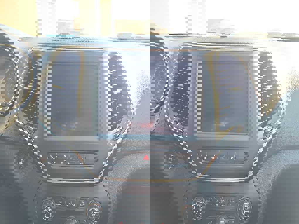 Used 2023 Jeep Cherokee Altitude Lux image 13