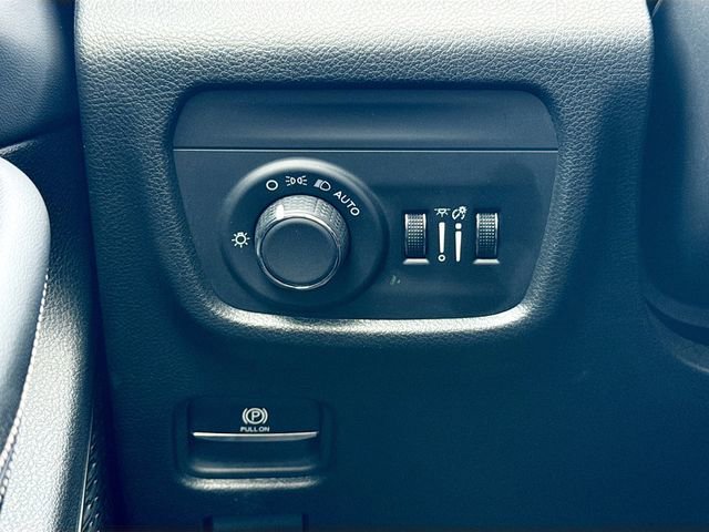 Used 2024 Jeep Grand Cherokee Altitude RWD image 31