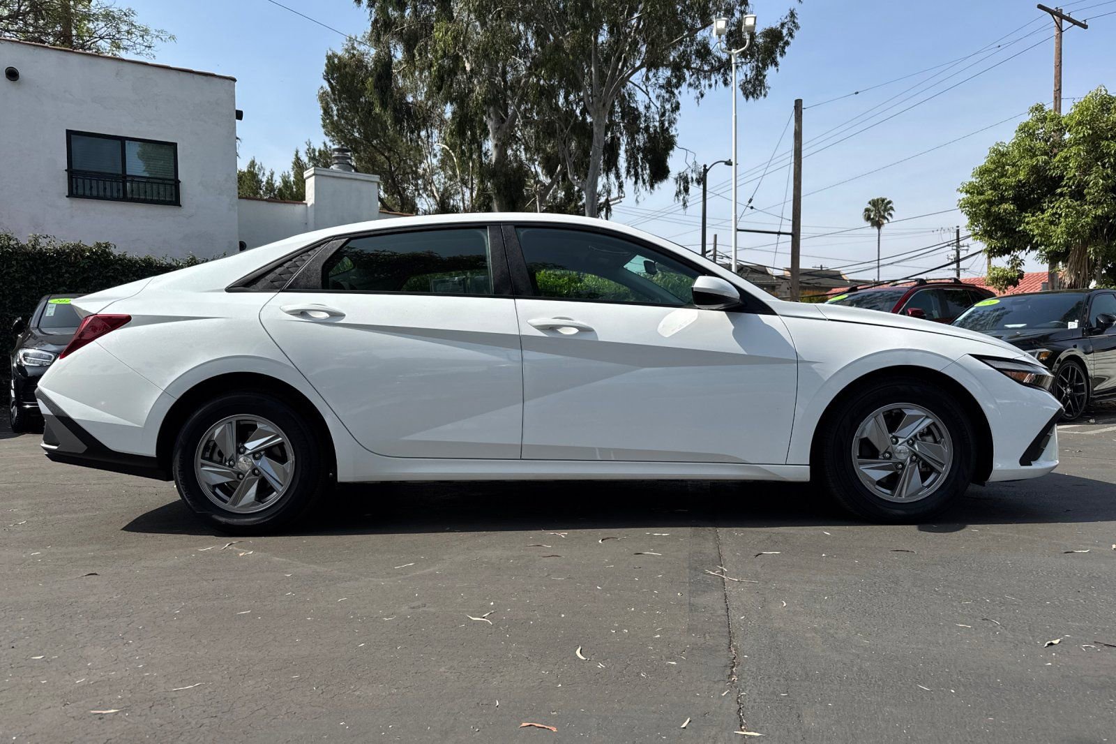 Used 2024 Hyundai Elantra SE FWD image 3