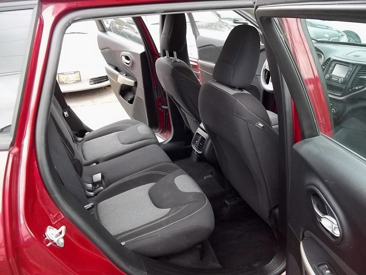 Used 2017 Jeep Cherokee Sport image 12