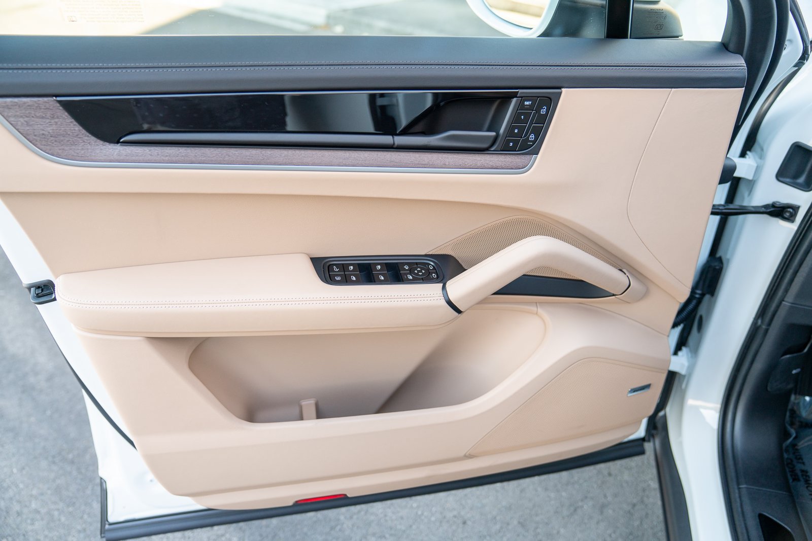 Certified 2025 Porsche Cayenne E-Hybrid Coupe AWD/4WD image 10