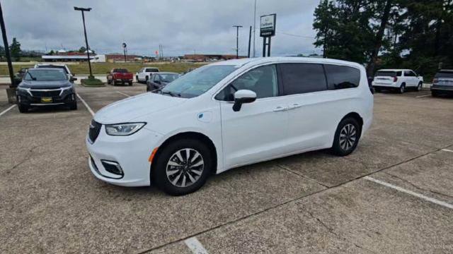 Used 2023 Chrysler Pacifica Touring-L FWD image 4