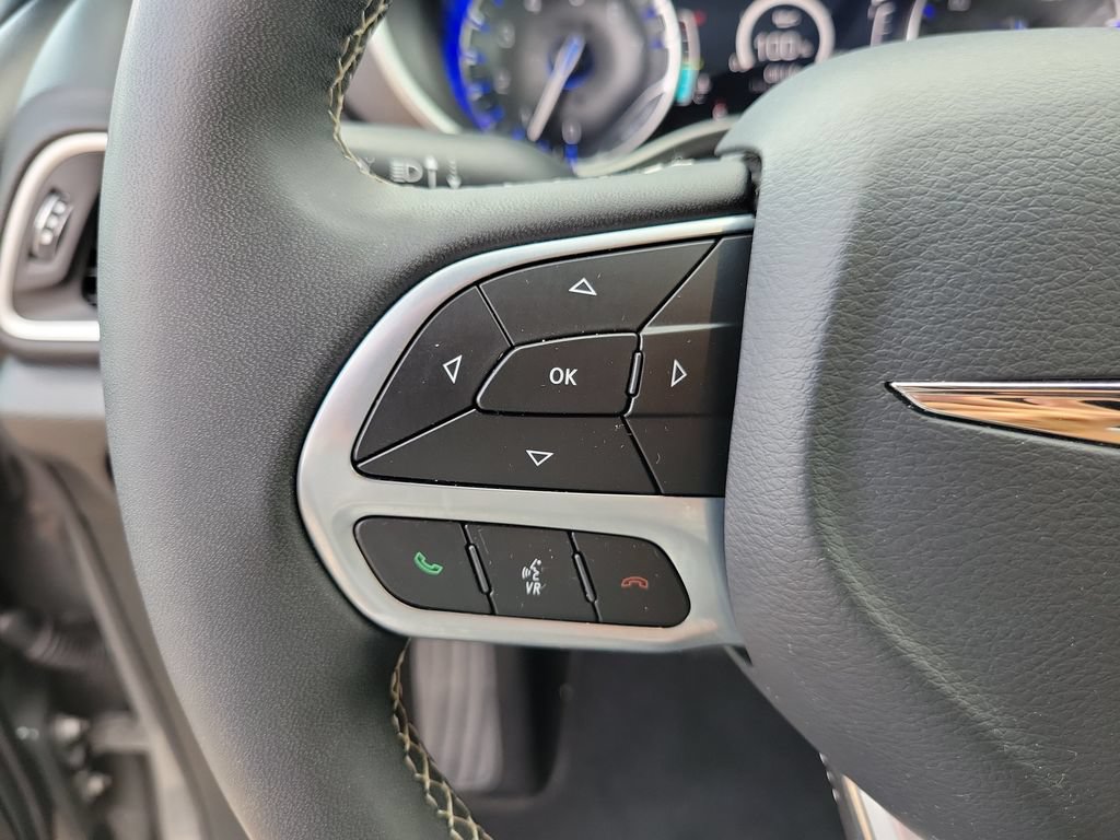 Used 2025 Chrysler Pacifica Select FWD image 23