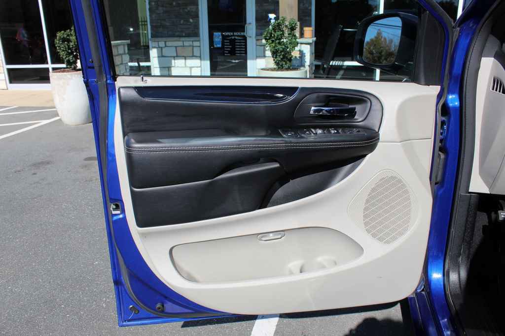 Used 2019 Dodge Grand Caravan SXT image 10