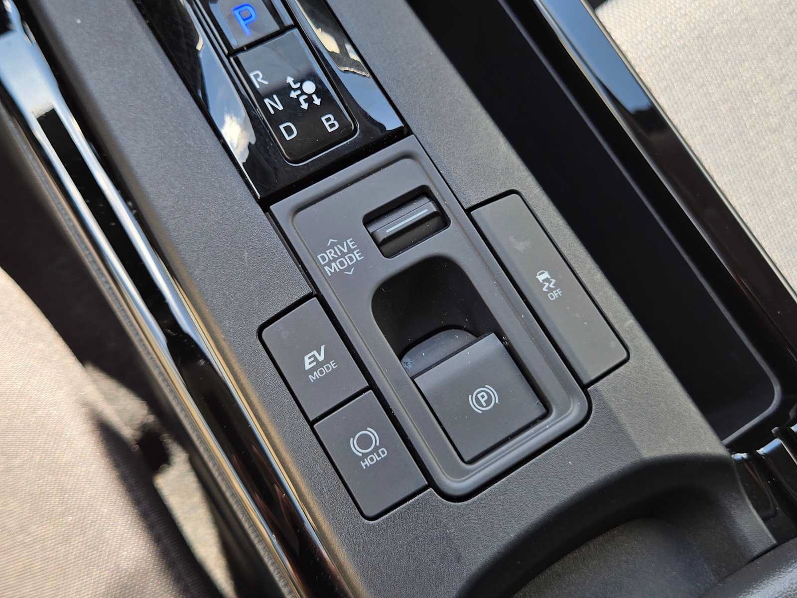 Certified 2024 Toyota Prius LE AWD/4WD image 29