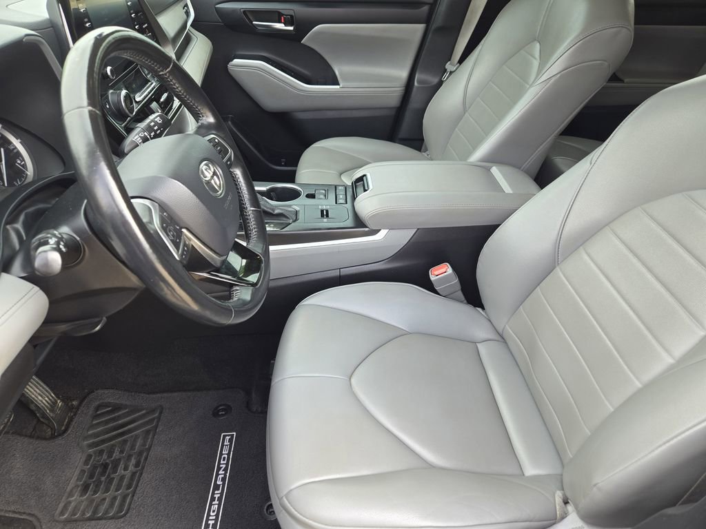 Used 2021 Toyota Highlander XLE FWD image 15