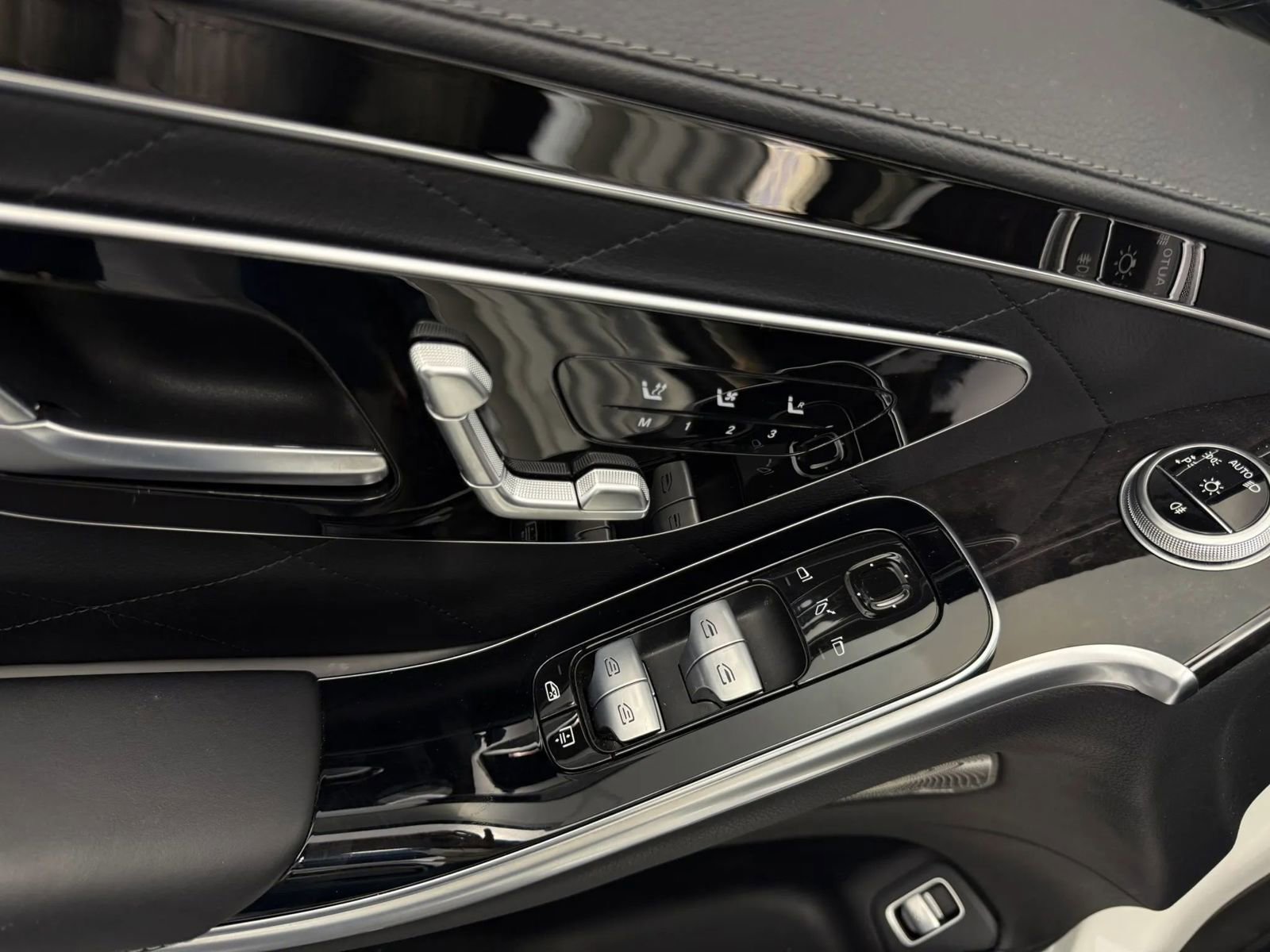 Used 2023 Mercedes-Benz S 580 4MATIC Sedan w/ AMG Line image 13