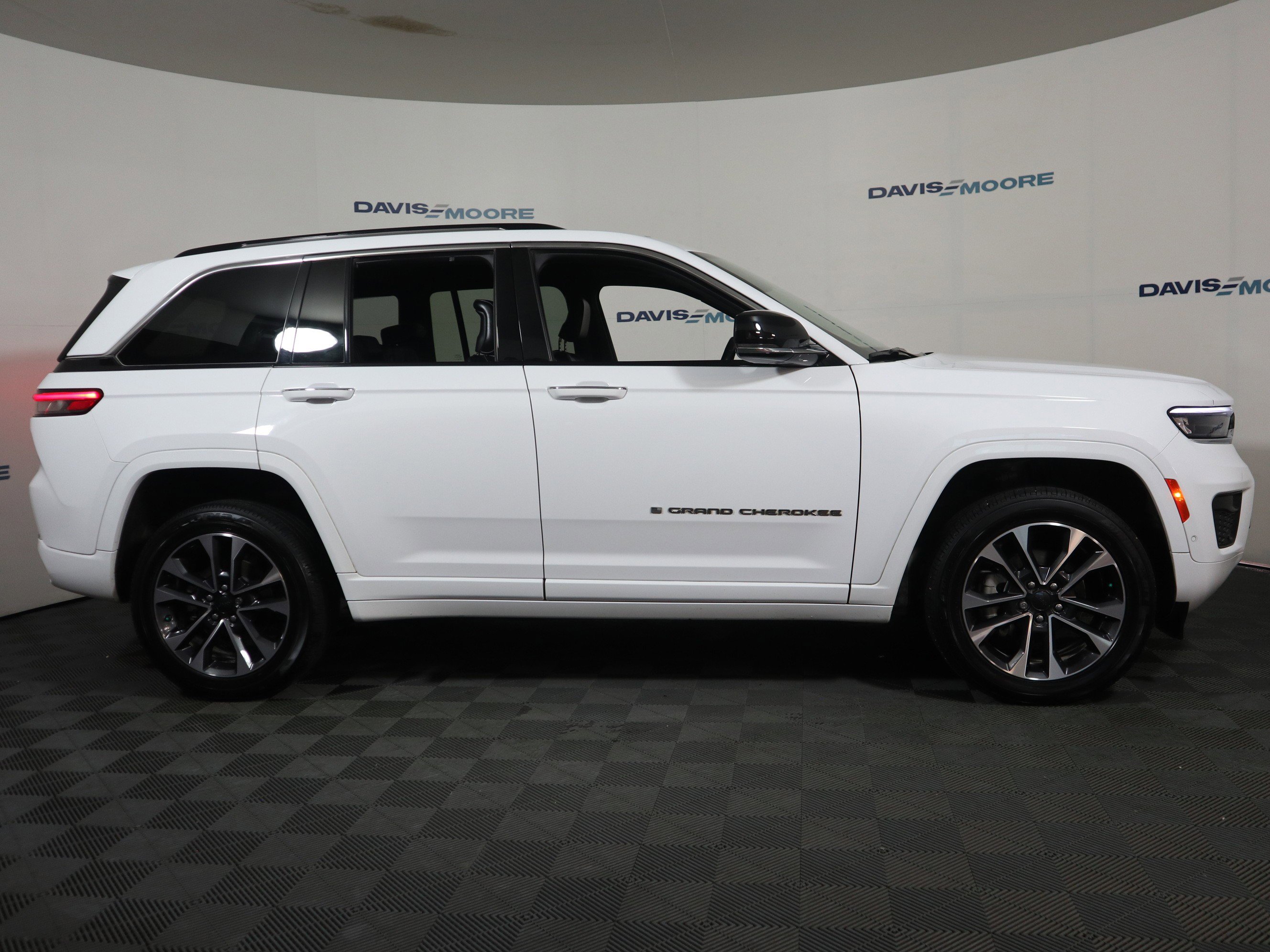 Used 2022 Jeep Grand Cherokee Overland w/ Luxury Tech Group IV image 4